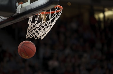 NBA季后赛直播画面 - 洛杉矶湖人队与金州勇士队关键对决